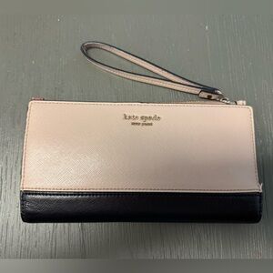 Kate Spade Black and Cream Wristlet